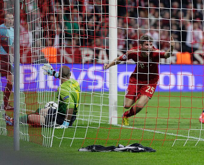 VON WEGEN EIN-MANN-SHOW: 23.4. 2013: Bayern &ndash; Barcelona; 4:0: [/TEXTANLAUF]Lionel Messi, der Superstar, die Ein-Mann-Show? Von wegen! Stars gab es viele. Sie alle spielten bei den Bayern! Müller (2), Gomez und Robben schossen die Katalanen ab, die genauso bewundernd zuschauten, wie die Fans in der Arena. [FOTOHIN_TEXT]