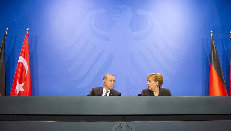 Richtig blendend haben sie sich nicht verstanden: der türkische Regierungschef Recep Tayyip Erdogan und Kanzlerin Angela Merkel bei ihrer gemeinsamen Pressekonferenz in Berlin. Richtig blendend haben sie sich nicht verstanden: der türkische Regierungschef Recep Tayyip Erdogan und Kanzlerin Angela Merkel bei ihrer gemeinsamen Pressekonferenz in Berlin.