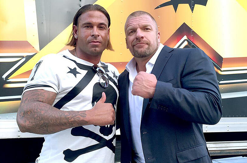 Tim Wiese posiert gemeinsam mit Triple H, dem Geschäftsführer der WWE.