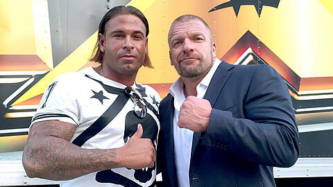 Tim Wiese posiert gemeinsam mit Triple H, dem Geschäftsführer der WWE.