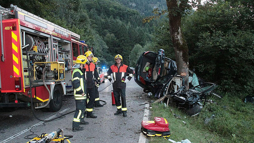 Aus dem Wrack des BMW konnte die 39-Jährige nur noch tot geborgen werden. Das Auto war frontal gegen den Baum geprallt.