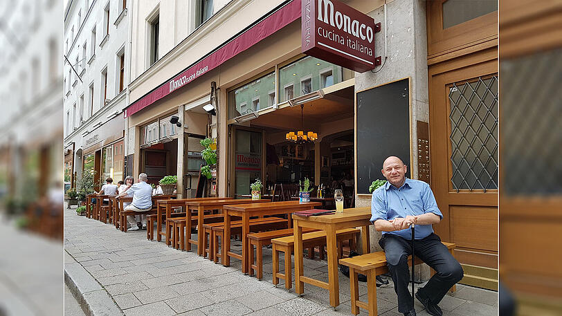Michael Ecker sitzt vor dem Monaco. Er hat die Pizzeria renoviert und ausgestattet.