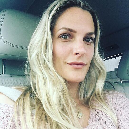 Nach der endgültigen Trennung der No Angles im Jahr 2014 verschlug es Sandy Mölling nach Los Angeles. Dort lebt sie mit ihrem Partner und den beiden Kindern. 2017 nahm sie bei der RTL-Tanzshow "Dance Dance Dance" teil und wurde Zweite. Mittlerweile baut sie mit ihrer Schwägerin in den USA Häuser um.