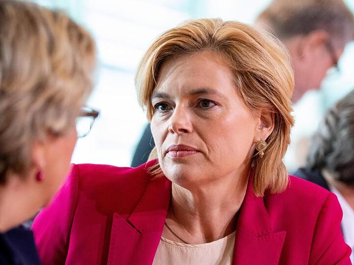 Julia Klöckner (r) und Svenja Schulze interpretieren den Koalitionsvertrag unterschiedlich.