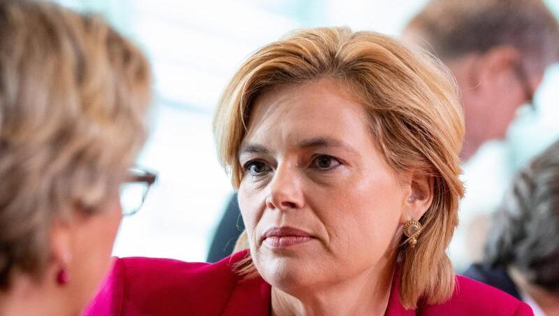 Julia Klöckner (r) und Svenja Schulze interpretieren den Koalitionsvertrag unterschiedlich. Julia Klöckner (r) und Svenja Schulze interpretieren den Koalitionsvertrag unterschiedlich.