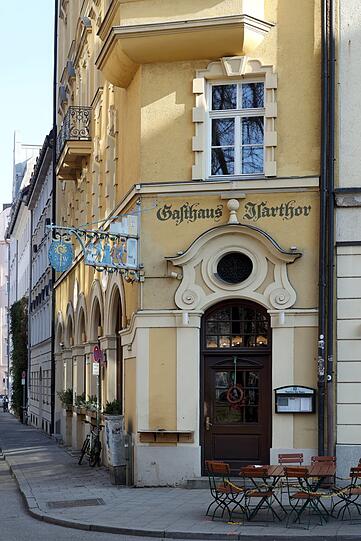 Eine Institution bayerischer Gastlichkeit: das wunderschöne Gasthaus Isarthor - gegenüber vom echten Isartor ohne "h".