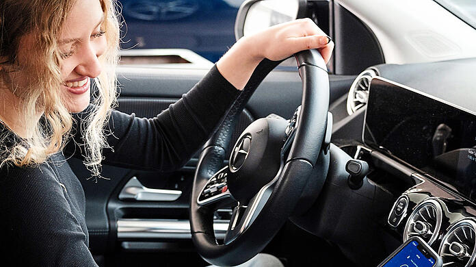 Noch gibt es für das "digitale Tanken" eine App. Doch bald könnten immer mehr Menschen mit ihrem Fahrzeug zahlen.