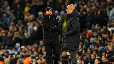 Vincent Kompany (l.) als Trainer des FC Burnely im Spiel gegen manchester City und Chefcoach Pep Guardiola, unter dem er als Kapitän aufgelaufen war.