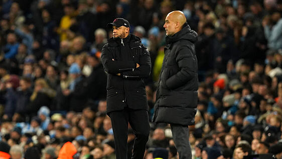 Vincent Kompany (l.) als Trainer des FC Burnely im Spiel gegen manchester City und Chefcoach Pep Guardiola, unter dem er als Kapitän aufgelaufen war.