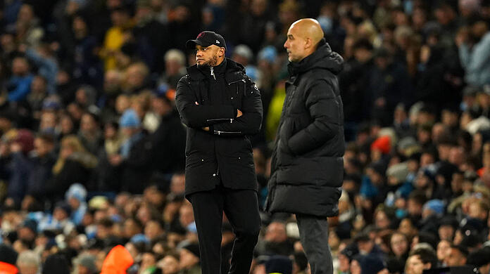 Vincent Kompany (l.) als Trainer des FC Burnely im Spiel gegen manchester City und Chefcoach Pep Guardiola, unter dem er als Kapitän aufgelaufen war.