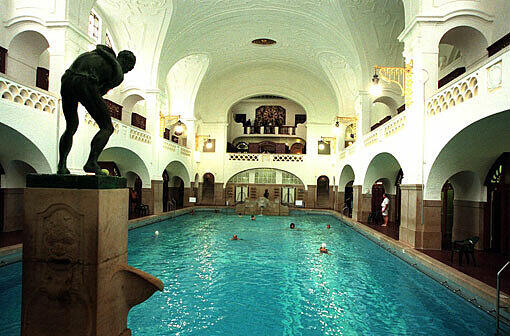 Das beliebteste Bad der Münchner - das Jugendstil-Schmuckstück Müllersches Volksbad. Dort halten sich 52 Prozent gerne auf.