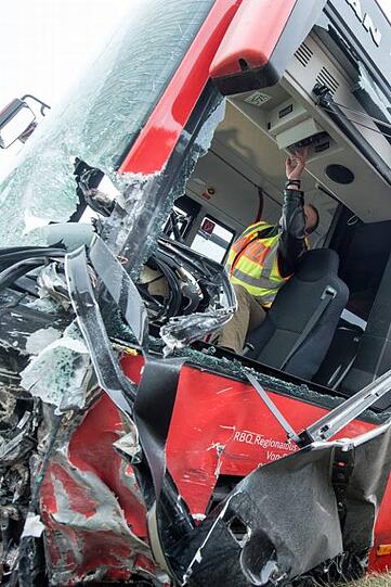 Auch der Bus wurde bei dem Unfall stark beschädigt. Er war mit Schulkindern voll besetzt. Drei von ihnen sowie der Busfahrer und eine Begleiterin wurden verletzt.