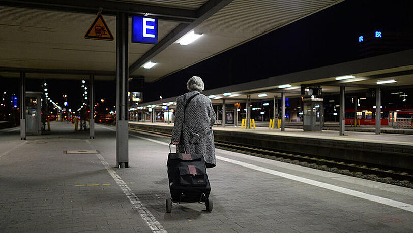 Leere Bahnsteige in ganz Bayern. Die Lokführer der GDL haben von Dienstag 21 Uhr bis Mittwoch 6 Uhr die Arbeit niedergelegt. Leere Bahnsteige in ganz Bayern. Die Lokführer der GDL haben von Dienstag 21 Uhr bis Mittwoch 6 Uhr die Arbeit niedergelegt.