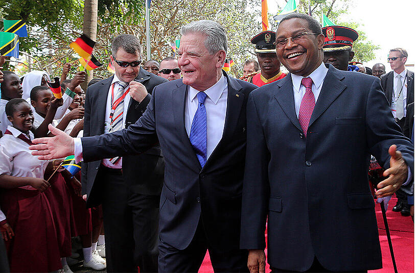 Der deutsche Bundespräsident Joachim Gauck (m.) mit dem Präsidenten von Tansania Jakaya Mrisho Kikwete.