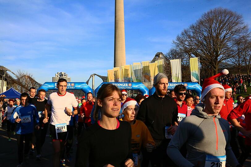 Am Samstag liefen mehr als 1.700 Münchner durch den Olympiapark. Die Bilder vom Nikolauslauf.