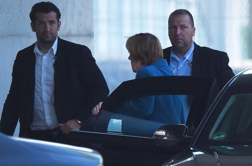 Bundeskanzlerin Angela Merkel kommt am Samstagmorgen zu Beratungen über die Sicherheitslage in das Bundeskanzleramt in Berlin.