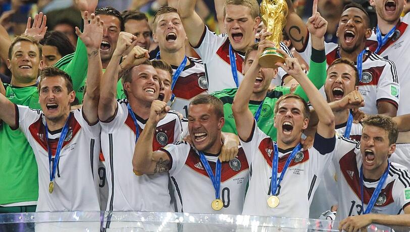 2014 auf dem Gipfel: Das deutsche Weltmeister-Team um Neuer (l.), Boateng (o.r.) und Müller (u.r.).