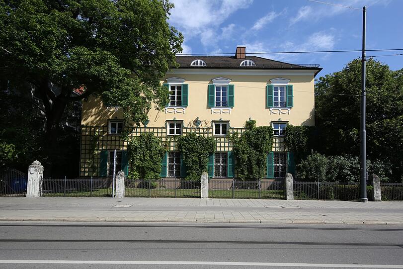 Dieses alte Palais liegt schon in der Barer Straße, an der Ecke zum Karolinenplatz.