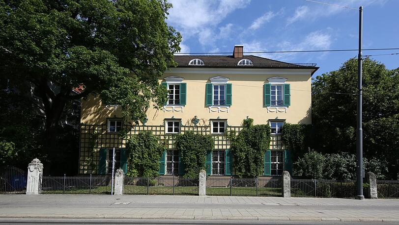 Dieses alte Palais liegt schon in der Barer Straße, an der Ecke zum Karolinenplatz. Dieses alte Palais liegt schon in der Barer Straße, an der Ecke zum Karolinenplatz.