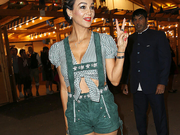 An Verona Pooth sehen auch Lederhosen sexy aus