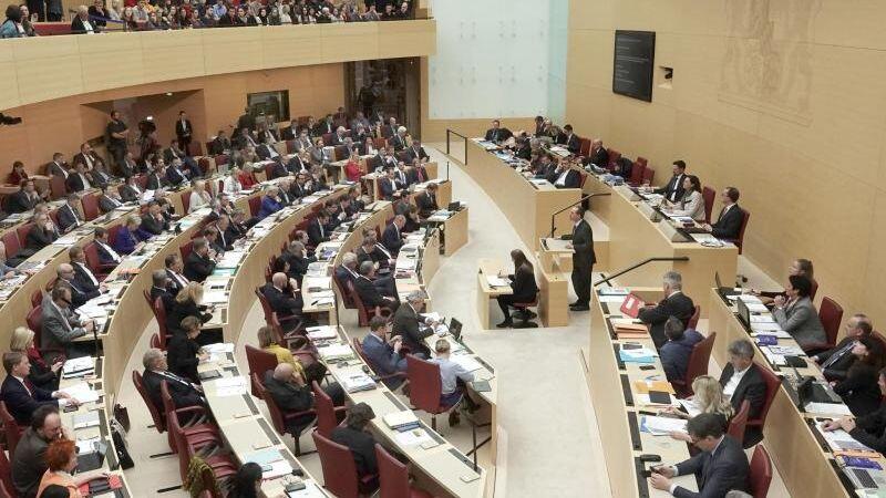 Blick in den Plenarsaal des Bayerischen Landtags. Foto: Jennifer Weese/dpa/Archivbild