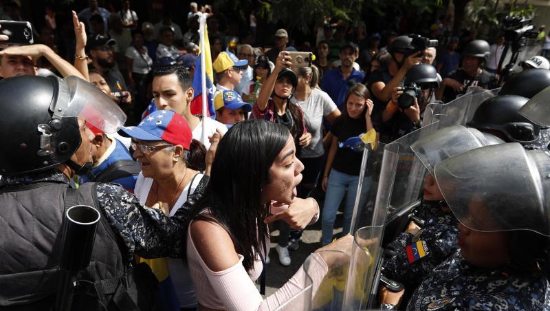 Eine Frau konfrontiert venezolanische Polizisten, die Teilnehmer einer Demonstration gegen die sozialistische Regierung von Präsident Maduro blockieren. Eine Frau konfrontiert venezolanische Polizisten, die Teilnehmer einer Demonstration gegen die sozialistische Regierung von Präsident Maduro blockieren.