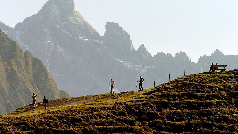Das Wetter lädt am Wochenende zum Wandern ein. Am Freitag wird es am wärmsten mit über 20 Grad, aber auch am Samstag und Sonntag bleibt es mild. (Archivbild) Das Wetter lädt am Wochenende zum Wandern ein. Am Freitag wird es am wärmsten mit über 20 Grad, aber auch am Samstag und Sonntag bleibt es mild. (Archivbild)