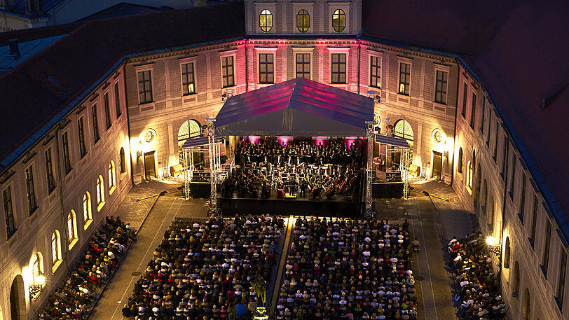 Summer Proms im Brunnenhof: Open-Air-Genuss in schönem Ambiente.