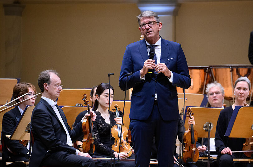 Wolfram Weimer (parteilos), Staatsminister für Kultur und Medien, spricht vor dem Konzert der Münchner Philharmoniker im Konzerthaus Berlin.