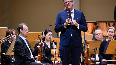 Wolfram Weimer (parteilos), Staatsminister für Kultur und Medien, spricht vor dem Konzert der Münchner Philharmoniker im Konzerthaus Berlin.