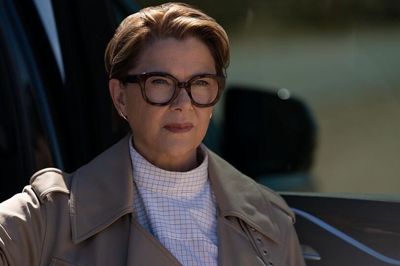 Priscilla (Annette Bening) ist auf der Suche nach ihrem Sohn und einem großen Batzen Geld. Priscilla (Annette Bening) ist auf der Suche nach ihrem Sohn und einem großen Batzen Geld.