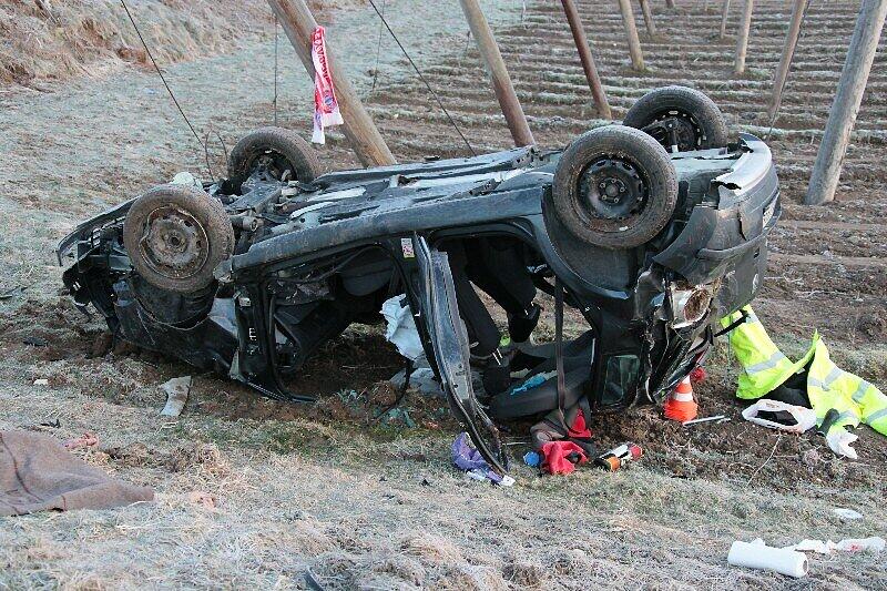 Die schrecklichen Bilder vom Unfall in der Holledau: Ein Teenager starb, als der Polo die steile Böschung hinabstürzte, zwei wurden schwer verletzt.