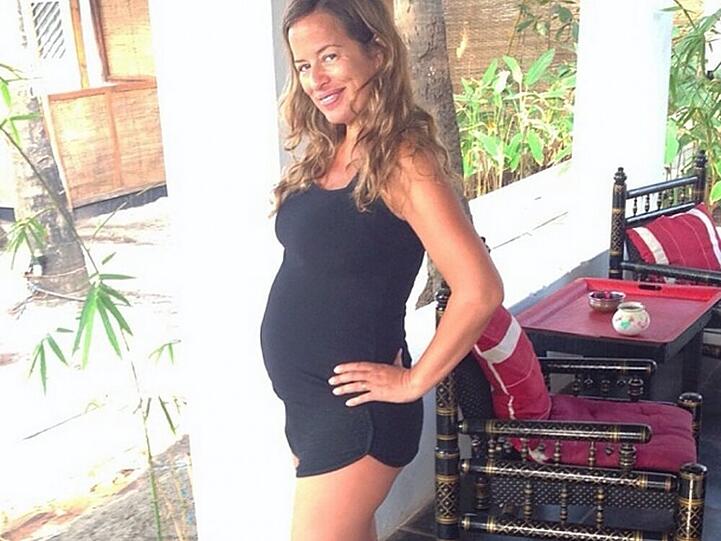 Stolz präsentiert Jade Jagger ihren Babybauch