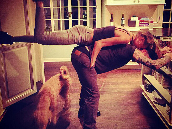 Planking? Yoga? Adam Levine und Behati Prinsloo wissen es selbst nicht so genau