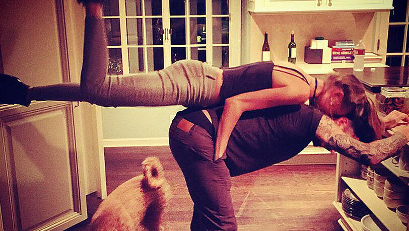 Planking? Yoga? Adam Levine und Behati Prinsloo wissen es selbst nicht so genau Planking? Yoga? Adam Levine und Behati Prinsloo wissen es selbst nicht so genau