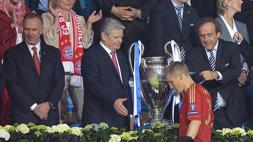 Im Champions-League-Finale dahoam schießt er den entscheidenden Elfer an den Pfosten, da kann auch Bundespräsident Gauck nicht trösten.