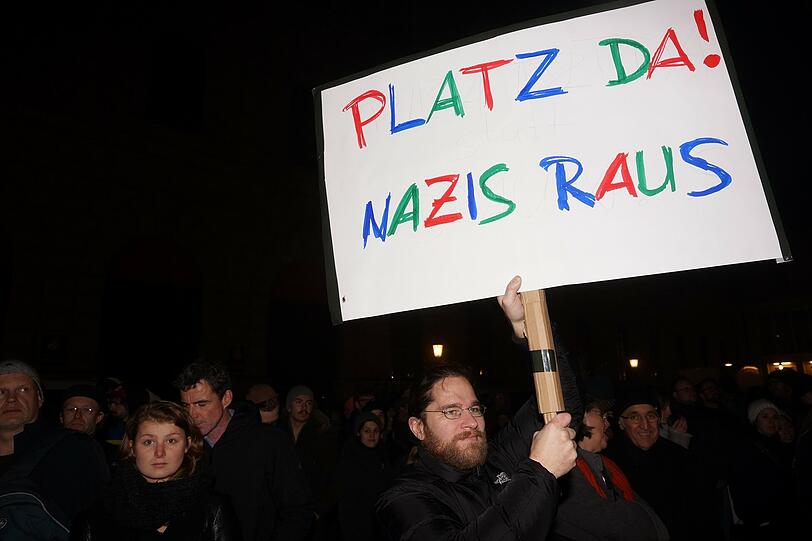Der Max-Joseph-Platz ist voll: Tausende Münchner versammeln sich vor der Staatsoper zur Kundgebung gegen die Pegida-Bewegung.