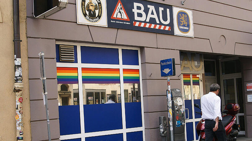 Die Schwulenkneipe Bau: Hier ein Foto aus der Zeit, als die Scheiben noch abgeklebt waren &ndash; und Frauen drinnen am Wochenende nicht erwünscht.