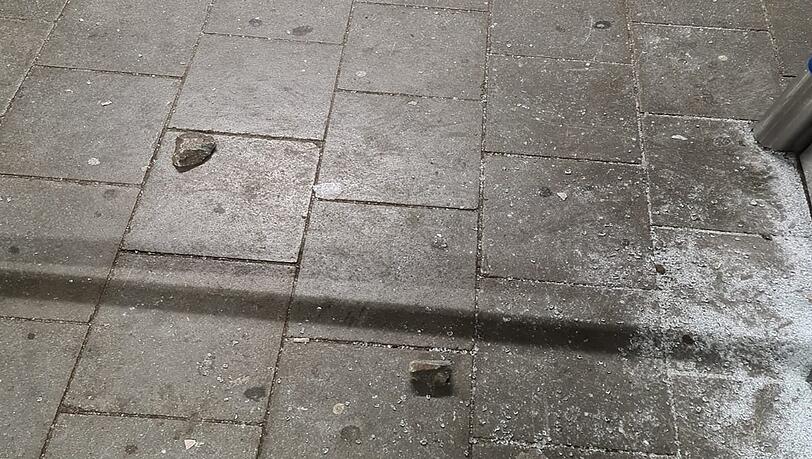 Die Beamten stellten vor Ort Schottersteine sicher, zudem war anhand von Schuhabdrücke zu erkennen, dass versucht worden war, die Scheibe einzutreten.