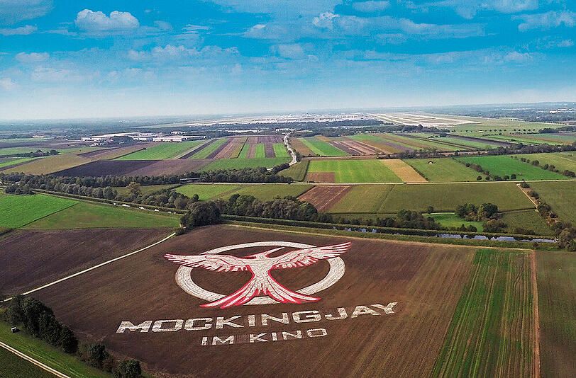 Das Mockingjay-Symbol in der Einflugschneise des Münchner Flughafens