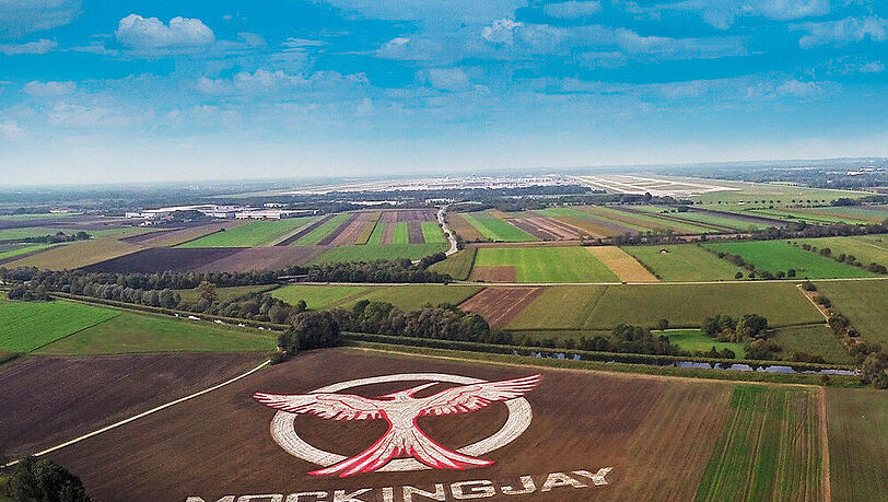 Das Mockingjay-Symbol in der Einflugschneise des Münchner Flughafens Das Mockingjay-Symbol in der Einflugschneise des Münchner Flughafens
