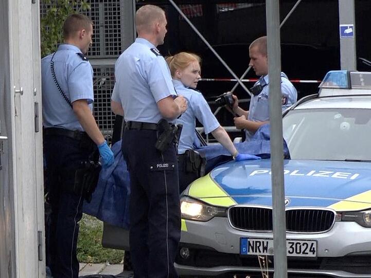 Polizisten sichern am Stadtbahnhof vin Iserlohn Beweise.