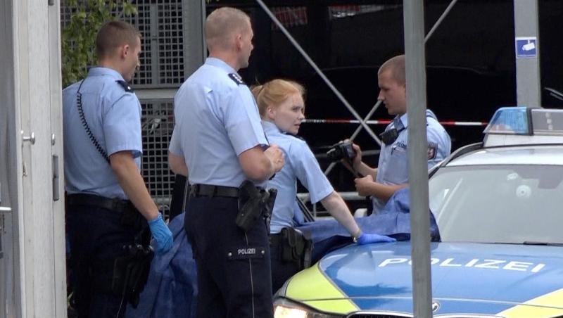 Polizisten sichern am Stadtbahnhof vin Iserlohn Beweise. Polizisten sichern am Stadtbahnhof vin Iserlohn Beweise.