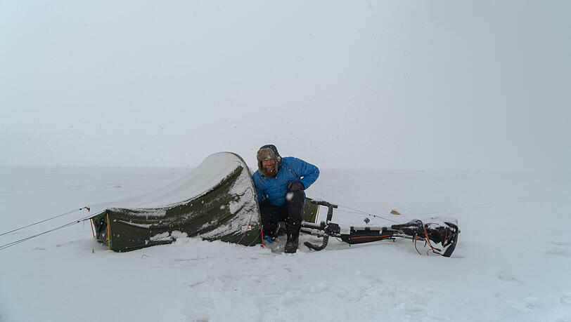Einer der schönsten Natur-Momente, die Deichmann auf seiner Welttour hatte: Zelten auf dem gefrorenen Baikalsee. Einer der schönsten Natur-Momente, die Deichmann auf seiner Welttour hatte: Zelten auf dem gefrorenen Baikalsee.