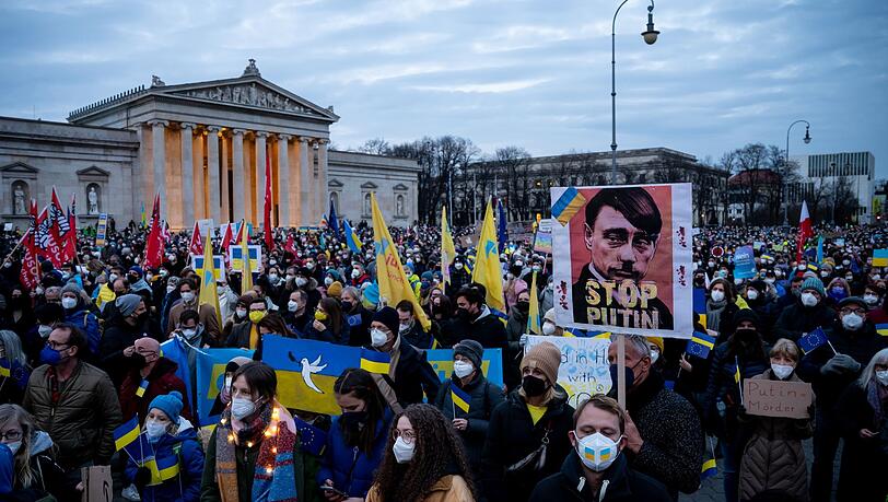 Demonstranten protestieren auf dem Königsplatz in München unter dem Motto "Frieden in Europa, Solidarität mit der Ukraine" gegen den Krieg in der Ukraine.