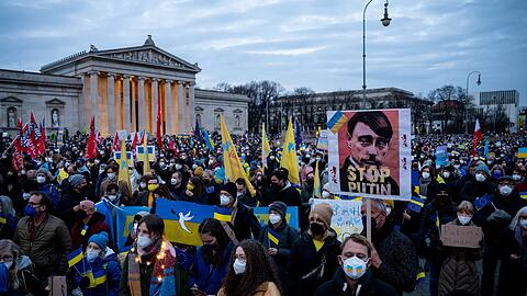 Demonstranten protestieren auf dem Königsplatz in München unter dem Motto "Frieden in Europa, Solidarität mit der Ukraine" gegen den Krieg in der Ukraine.