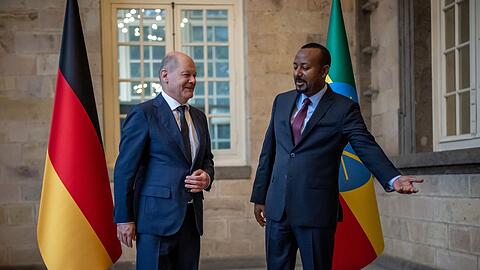 Bundeskanzler Olaf Scholz wird von dem äthiopischen Ministerpräsidenten Abiy Ahmed begrüßt.