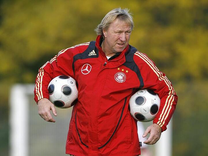 Der Ballträger: Hortst Hrubesch, der Bundestrainer der  U21-Nationalmannschaft.