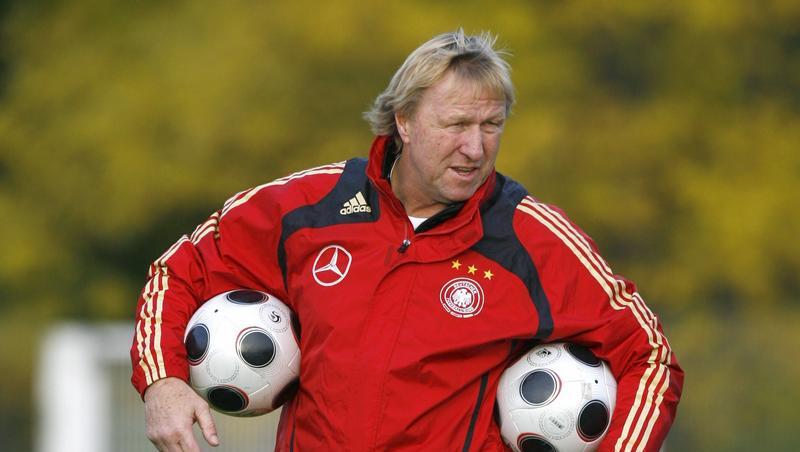 Der Ballträger: Hortst Hrubesch, der Bundestrainer der U21-Nationalmannschaft. Der Ballträger: Hortst Hrubesch, der Bundestrainer der U21-Nationalmannschaft.