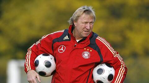 Der Ballträger: Hortst Hrubesch, der Bundestrainer der  U21-Nationalmannschaft.